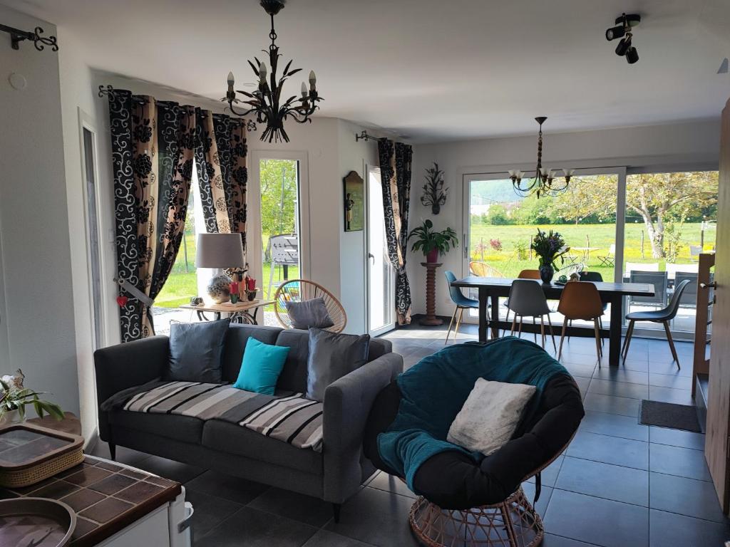 ヴィンツェンハイムにあるChez " Les Ligibell "のソファとテーブルのあるリビングルーム