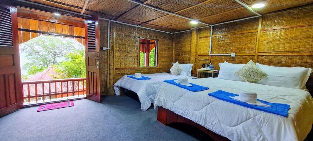 Postel nebo postele na pokoji v ubytování Europe Enchanted Bungalow Koh Rong