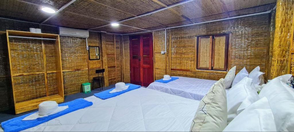 Postel nebo postele na pokoji v ubytování Europe Enchanted Bungalow Koh Rong