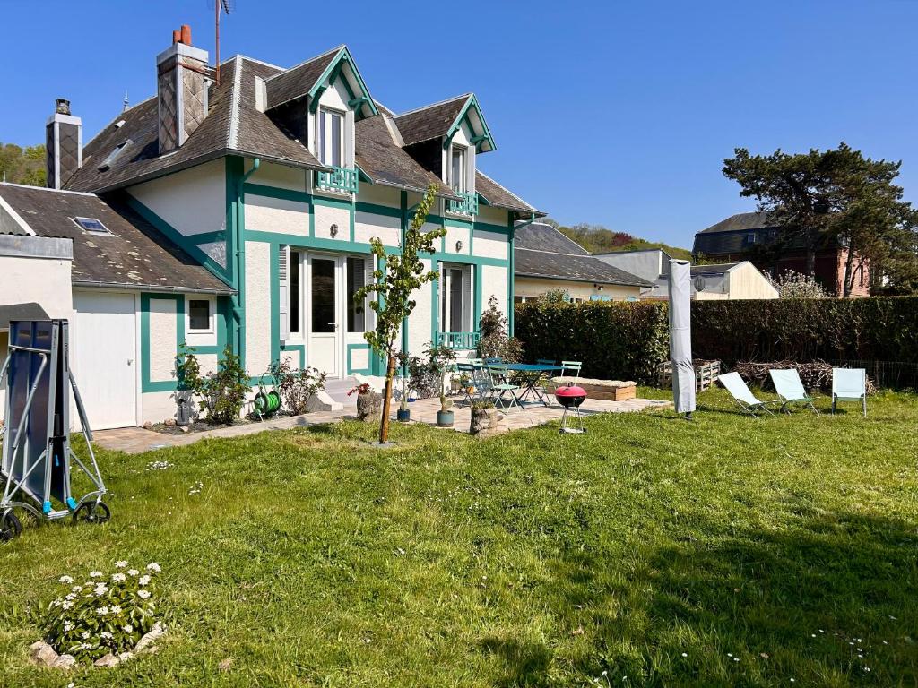 une maison avec un jardin devant dans l'établissement Le Bocage, maison avec grand jardin et parking, à Étretat