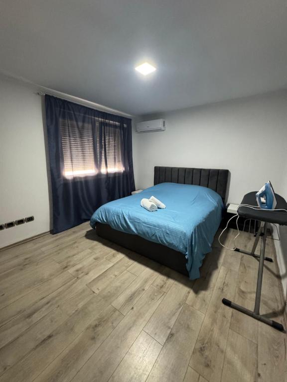 Postel nebo postele na pokoji v ubytování Tirana Skanderbeg corner flat