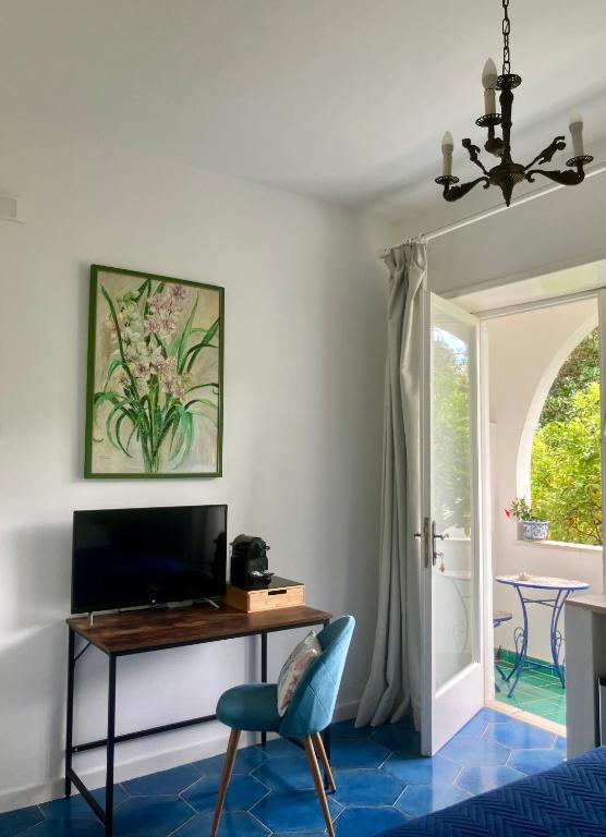 Uma TV ou centro de entretenimento em Villa Striano Boutique
