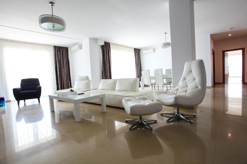 ママイア・ノルドにあるSID Residenceのリビングルーム(白いソファ、椅子2脚付)