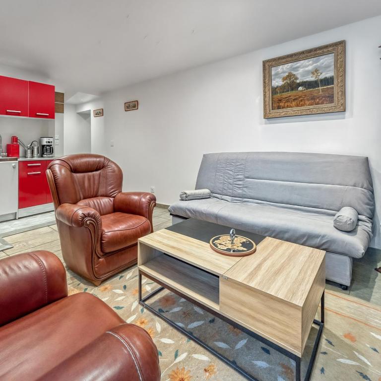 un salon avec un canapé et une table basse dans l'établissement Appartement Style Oran, Centre Ville, à Montargis