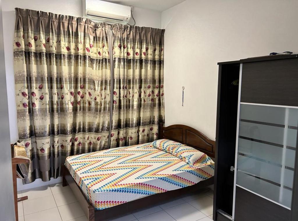 Postel nebo postele na pokoji v ubytování Jom ke Alim Homestay Saujana Lembah Bujang