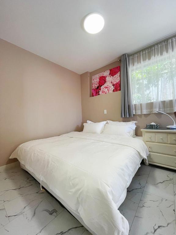 Postel nebo postele na pokoji v ubytování UVIC Cottage