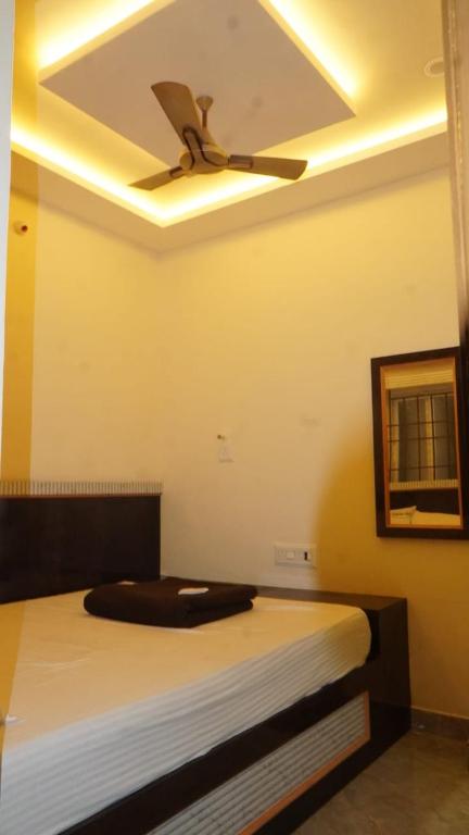 Postel nebo postele na pokoji v ubytování Sri Vasavi Residency