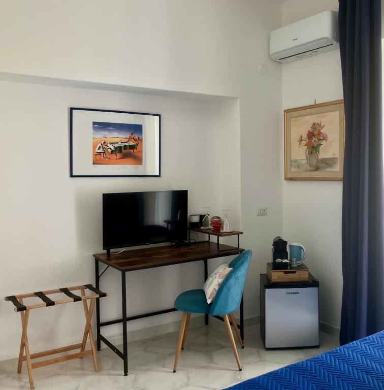 Uma TV ou centro de entretenimento em Villa Striano Boutique