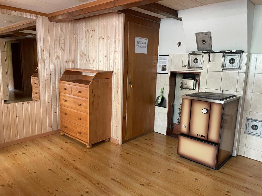 Kuchyň nebo kuchyňský kout v ubytování Gemütliche Wohnung mit traditionellem Trittofen