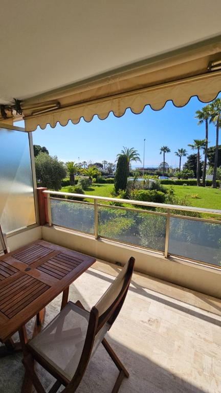 d'une chaise et d'une table sur un balcon avec vue sur l'océan. dans l'établissement Saint-Laurent-du-Var Apartment à 2 pas du port, à Saint-Laurent-du-Var