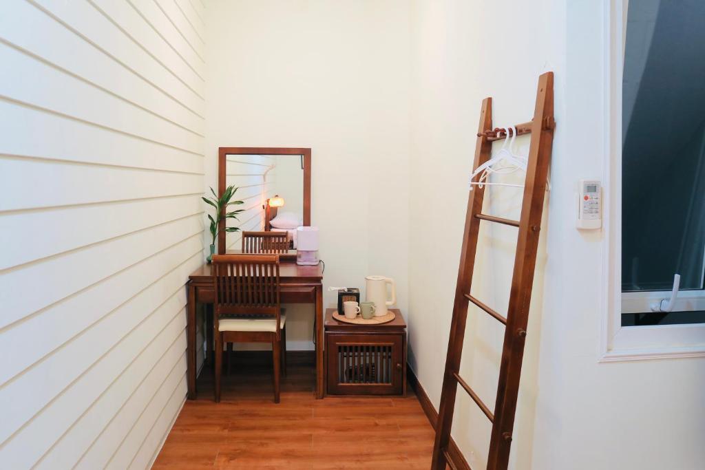 Les Fleurs Bangkok Hostel - Standard Double Room With Shared Bathroom