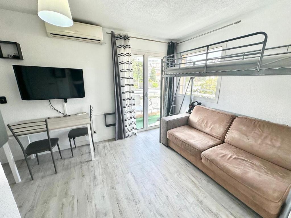 - un salon avec un canapé et une mezzanine dans l'établissement Nice Studio avec climatisation proche des plages, à Nice