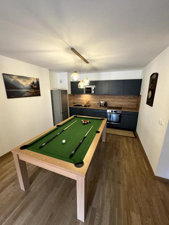- une cuisine avec un billard dans une chambre dans l'établissement Midori T3 77 m2, à Vars