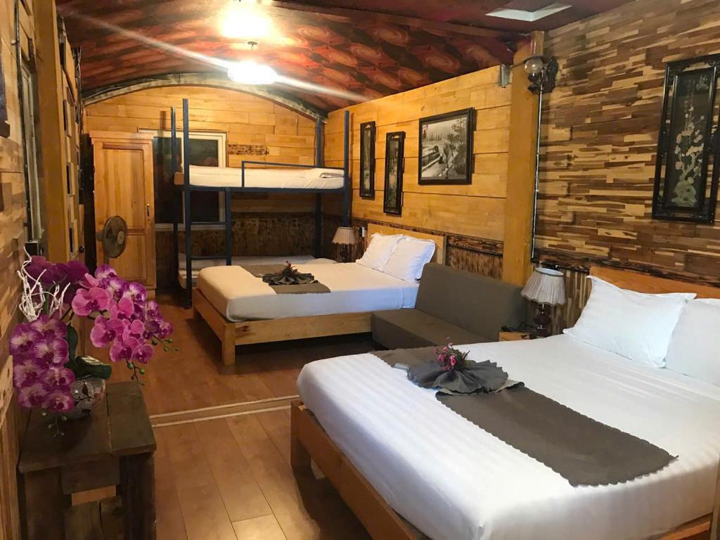 una camera con 2 letti e un letto a castello di Redhouse Dalat Hotel a Da Lat