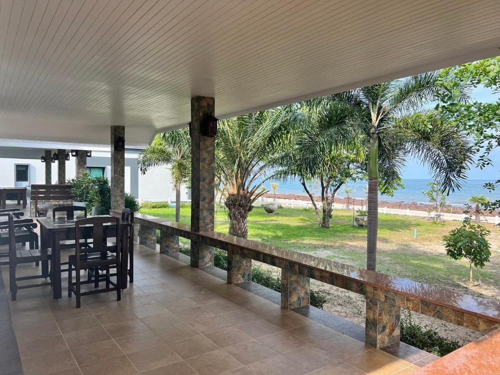una sala da pranzo con vista sull'oceano di Sunshine House By Serenity Sea House a Ban Khao Khwang (2)
