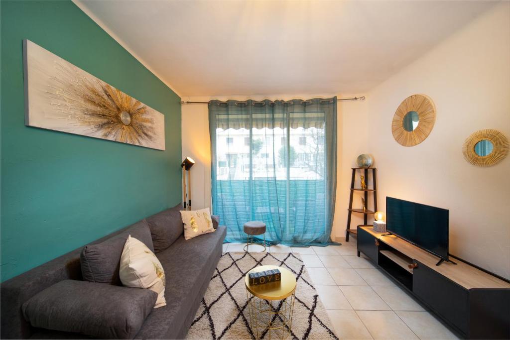 un salon avec un canapé et une télévision dans l'établissement Appartement tout équipé 6 à 8 couchages avec terrasse et parking, à Marseille