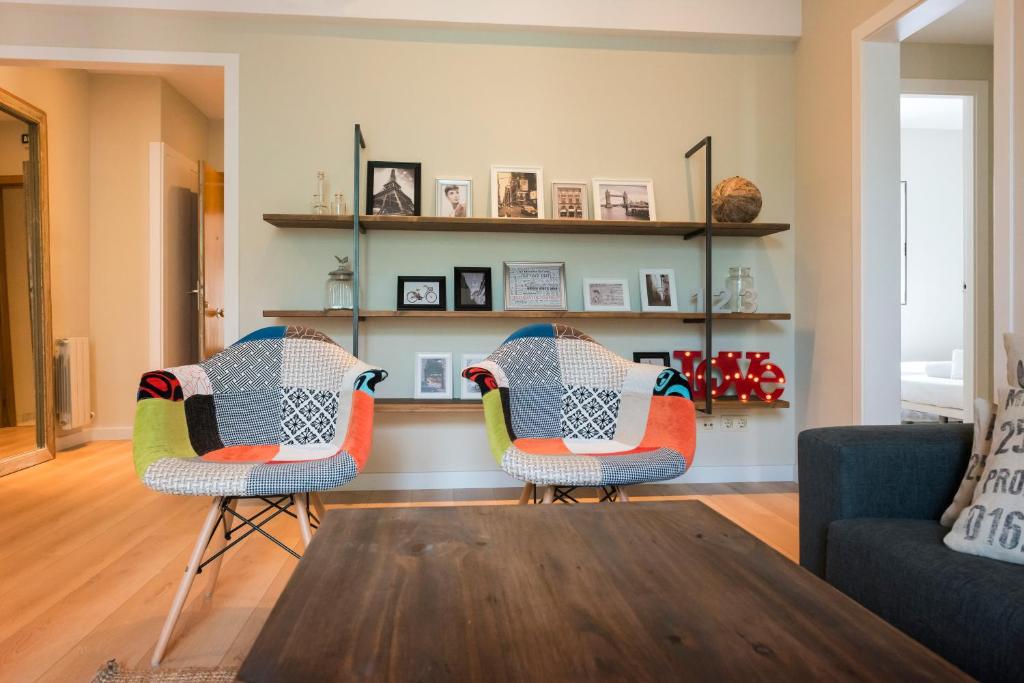 un salon avec deux chaises et une table dans l'établissement Palau de la Musica Apartments, à Barcelone