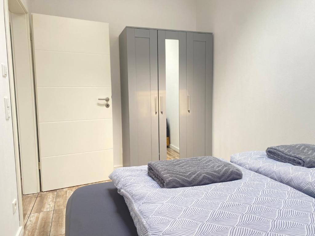 a bedroom with two beds and a mirror at Privates & gemütliches Appartement inklusive Parkplatz in Drensteinfurt
