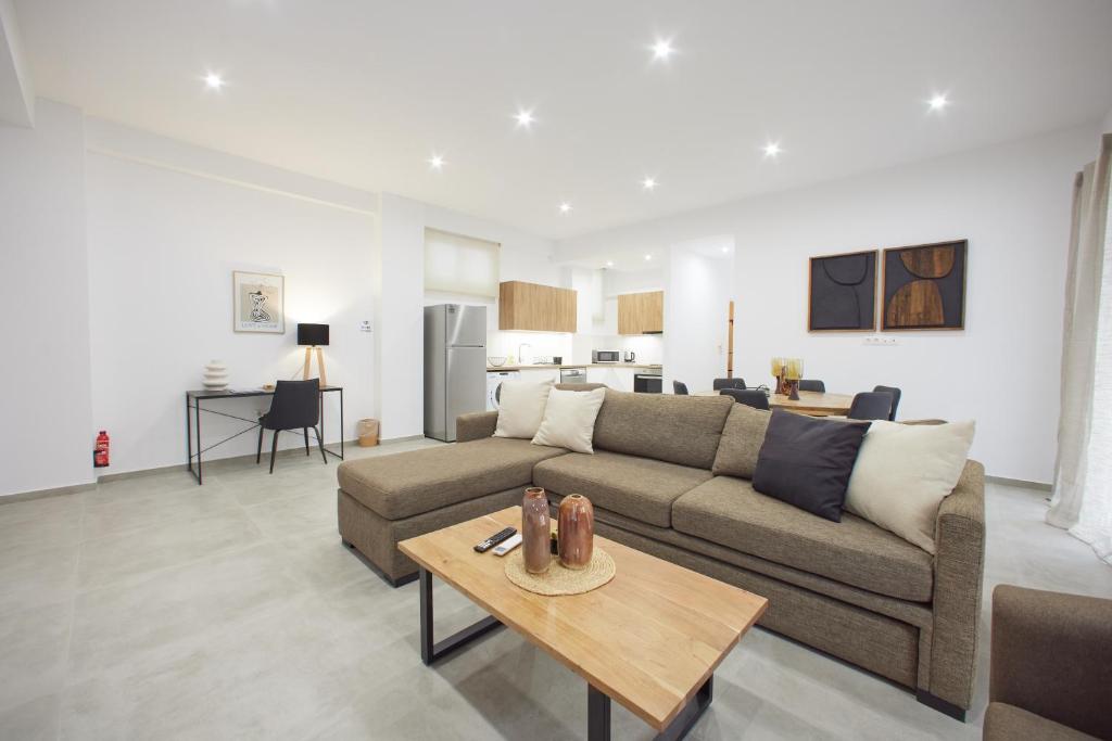 Η κουζίνα ή μικρή κουζίνα στο ARIS Kallithea- Big & Bright 3 Bedroom Apartment