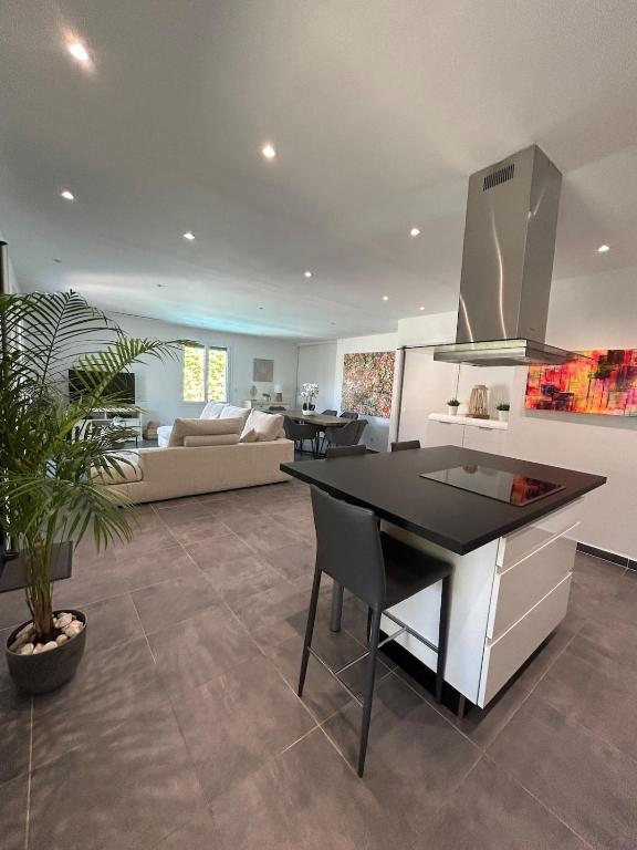 Η κουζίνα ή μικρή κουζίνα στο Villa confort avec piscine