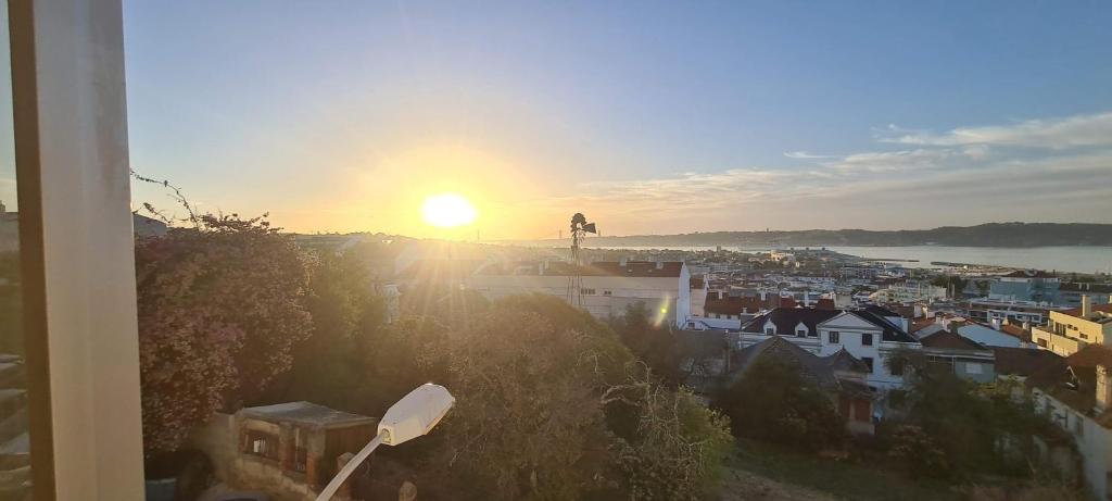 vista di una città con il tramonto sullo sfondo di Joli appartement 2 chambres avec vue sur le Tage à Algés ad Algés