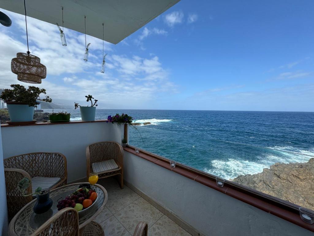 ein Balkon mit Blick auf das Meer in der Unterkunft Manolo Pris, En el Mar, Teide con Piscina Natural in El Pris