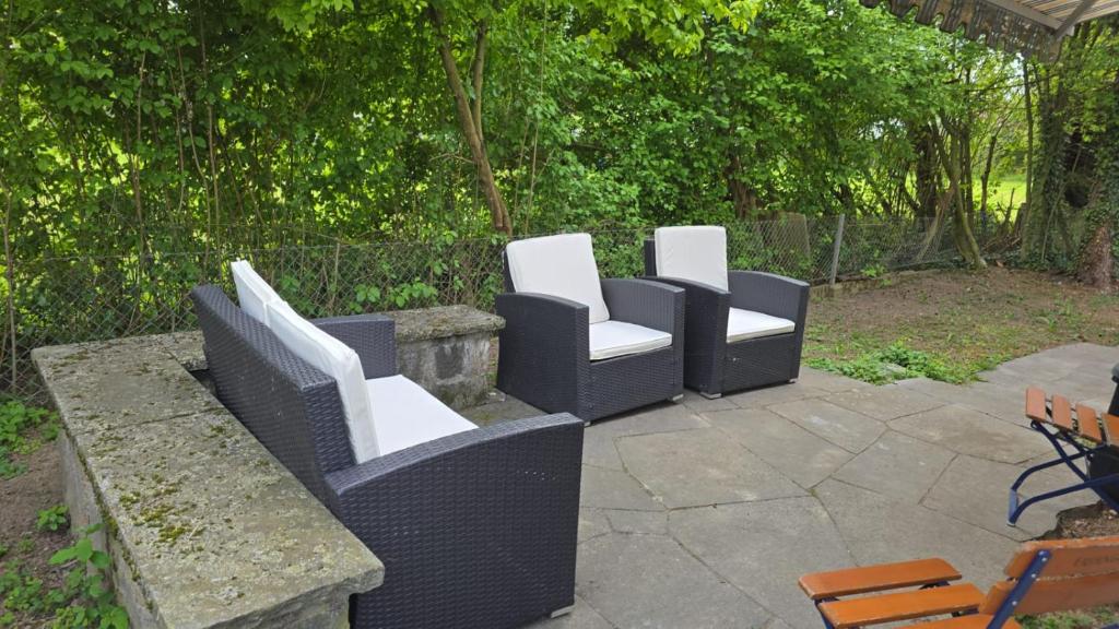 un gruppo di sedie su un patio di Eco Home a Zurigo