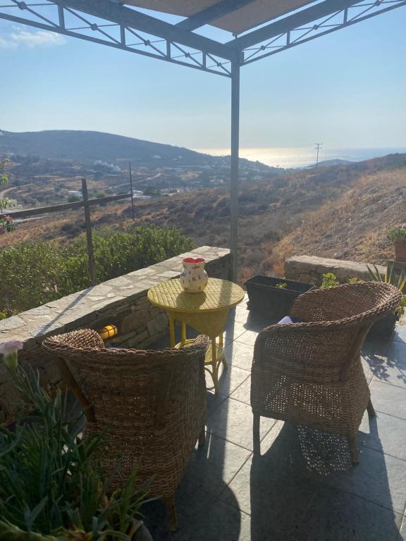 une table et des chaises sur une terrasse avec vue dans l'établissement ΚΑΛΛΙΣΤΗ HOUSE, à Posidhonía
