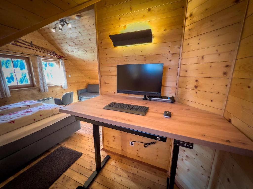 TV a/nebo společenská místnost v ubytování Almhütte Falkert