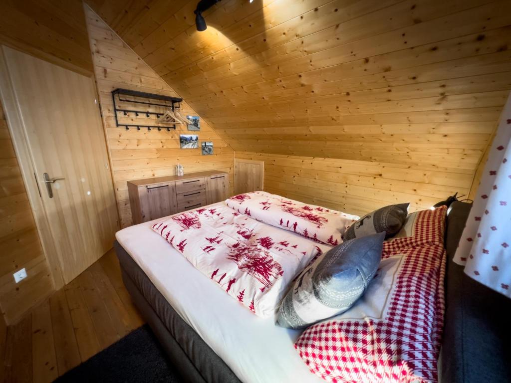 Postel nebo postele na pokoji v ubytování Almhütte Falkert
