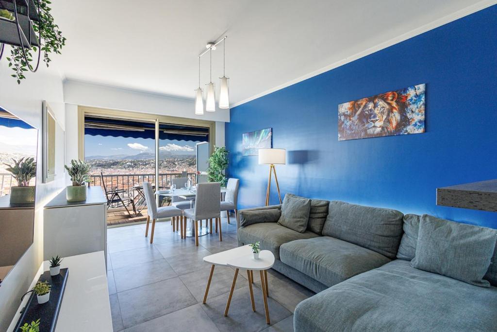 un salon bleu avec un canapé et une table dans l'établissement Casa Nissa Blue, à Nice