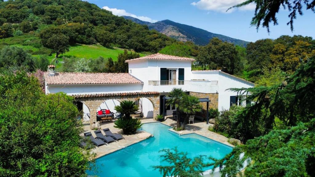 an image of a house with a swimming pool at Villa A CASA DI FICU à 14kms d'Ajaccio et des plages avec Piscine Jacuzzi Pétanque Sans vis à vis in Peri
