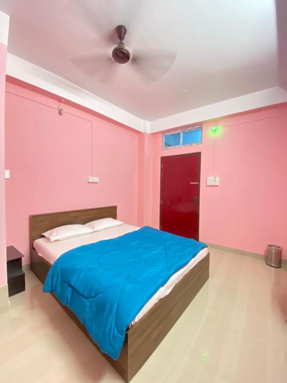 Postel nebo postele na pokoji v ubytování Mangaldai Guest House
