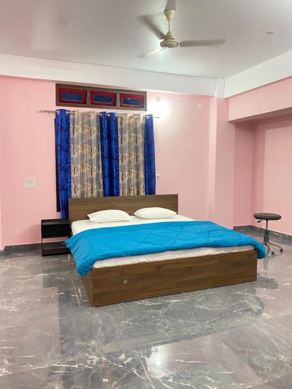 Postel nebo postele na pokoji v ubytování Mangaldai Guest House