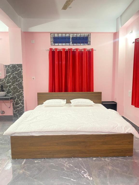 Postel nebo postele na pokoji v ubytování Mangaldai Guest House