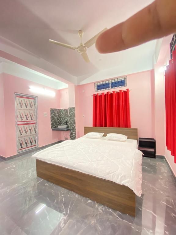 Postel nebo postele na pokoji v ubytování Mangaldai Guest House