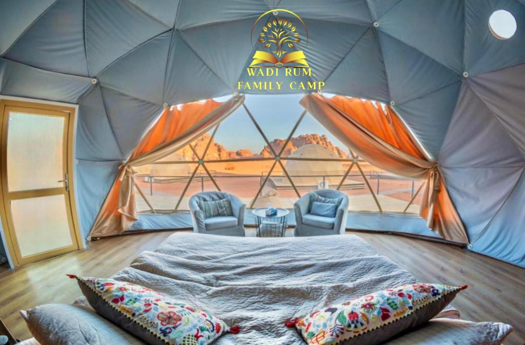 Postel nebo postele na pokoji v ubytování RUM FAMiLY BUBBLES &BEDOUIN CAMP