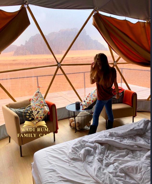 Postel nebo postele na pokoji v ubytování RUM FAMiLY BUBBLES &BEDOUIN CAMP