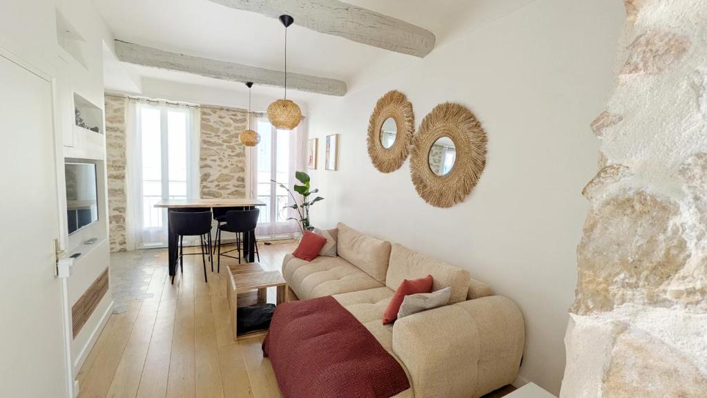 un salon avec un canapé et une table dans l'établissement cocooning # lumineux # Vieille ville, à Antibes