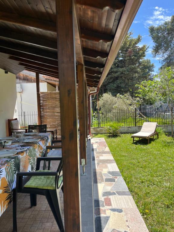 Taman di luar Seaside Cottage with Garden