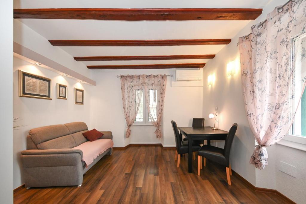 un soggiorno con un divano e un tavolo di Apartment Aldora a Zara (Zadar)