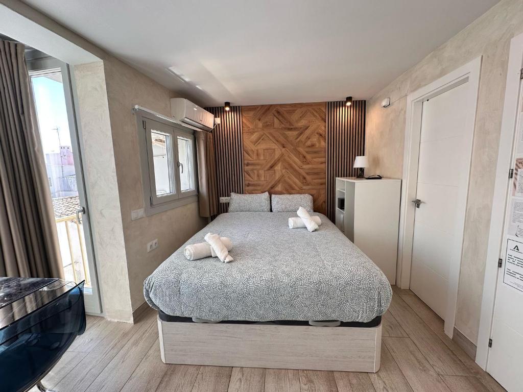 Łóżko lub łóżka w pokoju w obiekcie PLAYA CARIHUELA Apartamentos El CARMEN