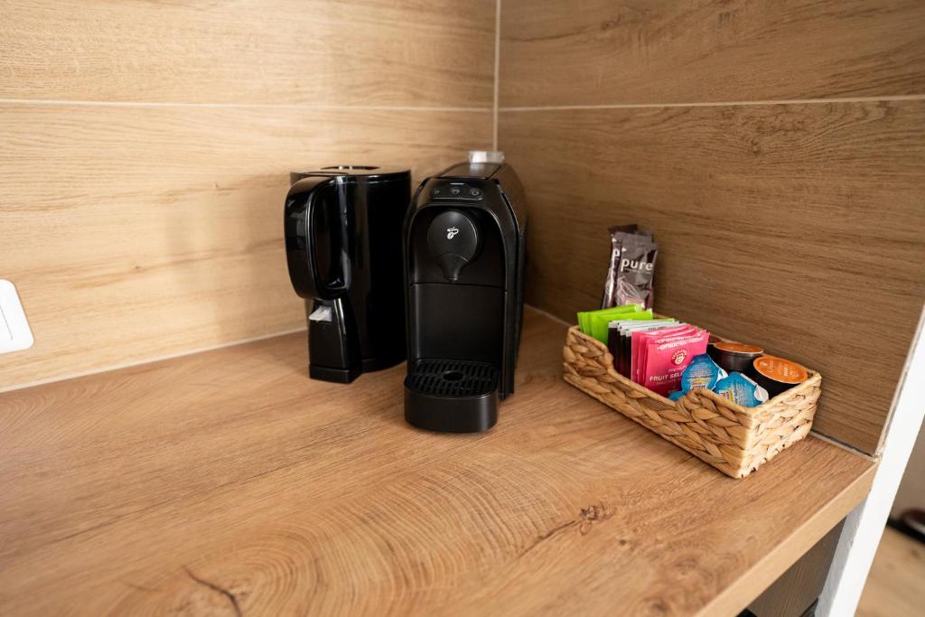 Příslušenství pro přípravu čaje a kávy v ubytování JS Design Apartment