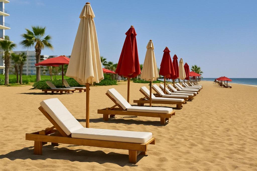 A beach at or near az apartmanházakat