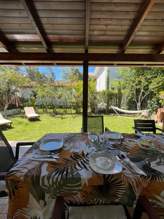 Taman di luar Seaside Cottage with Garden