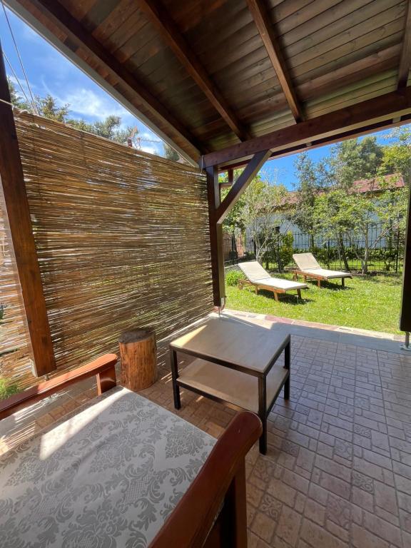 Taman di luar Seaside Cottage with Garden