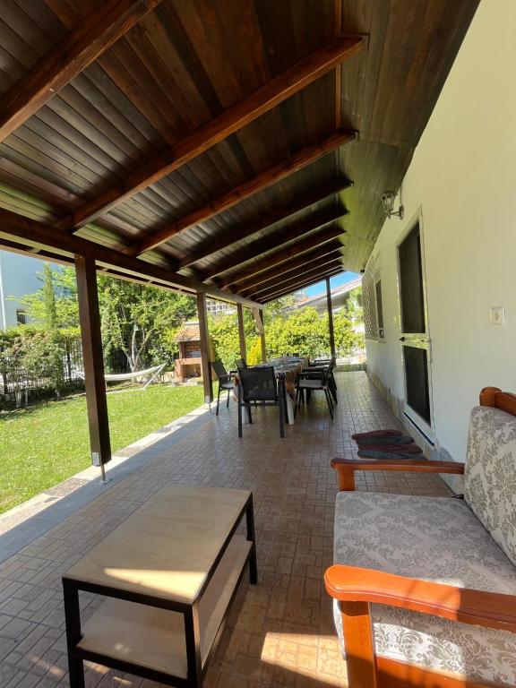 Gambar di galeri bagi Seaside Cottage with Garden di Golem