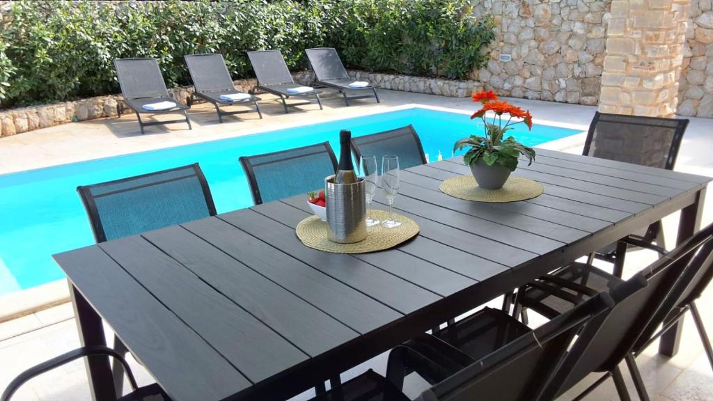 Villa Aria MALINSKA with heated pool and FREE E-bikes