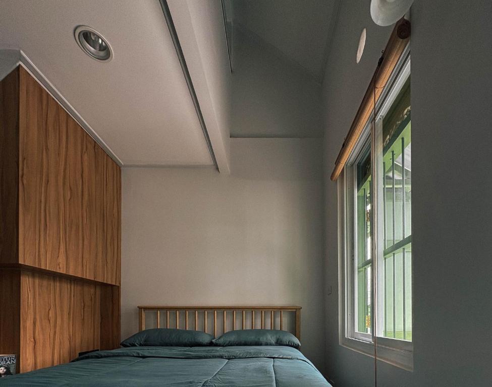 una camera da letto con un letto e una finestra di SuXiang - Chinatown, Bangkok a Bangkok