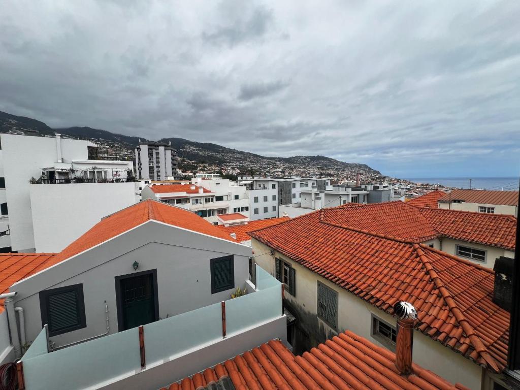 vistas a una ciudad con techos rojos en Great Stay T3 Funchal Central Duplex Retreat, en Funchal